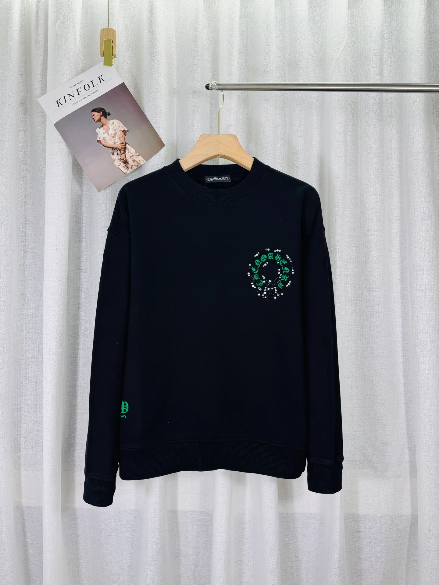 P260 top version, real shot without P, ​​different from market currency) 𝗖𝗵𝗿𝗼𝗺𝗲 𝗛𝗲𝗮𝗿𝘁𝘀/Cro Heart 2025 Reflective Embroidery Beads Compass Embroidery Autumn and Winter New Original Counter American Laser Burnt 3D Diamond Embroidery Couple Casual Sweater 👑The highest version! Customized fabric 420g tripe terry fabric! American acid-washed and distressed original fabric laser burnt ✟appliqué embroidery and exquisite embroidery of letters! The best-selling model in the counter, very comfortable to wear. Accessories: original molded and authenticated collar label➕100% silk wash label. Genuine purchase-grade original hangtag➕matching hanging rope➕3D hanging beads➕original packaging bag. Craftsmanship: The original version has consistent wiring! The highest version of the armhole matching technique! Color: Black White Size: S M L XL Style No.: 9321